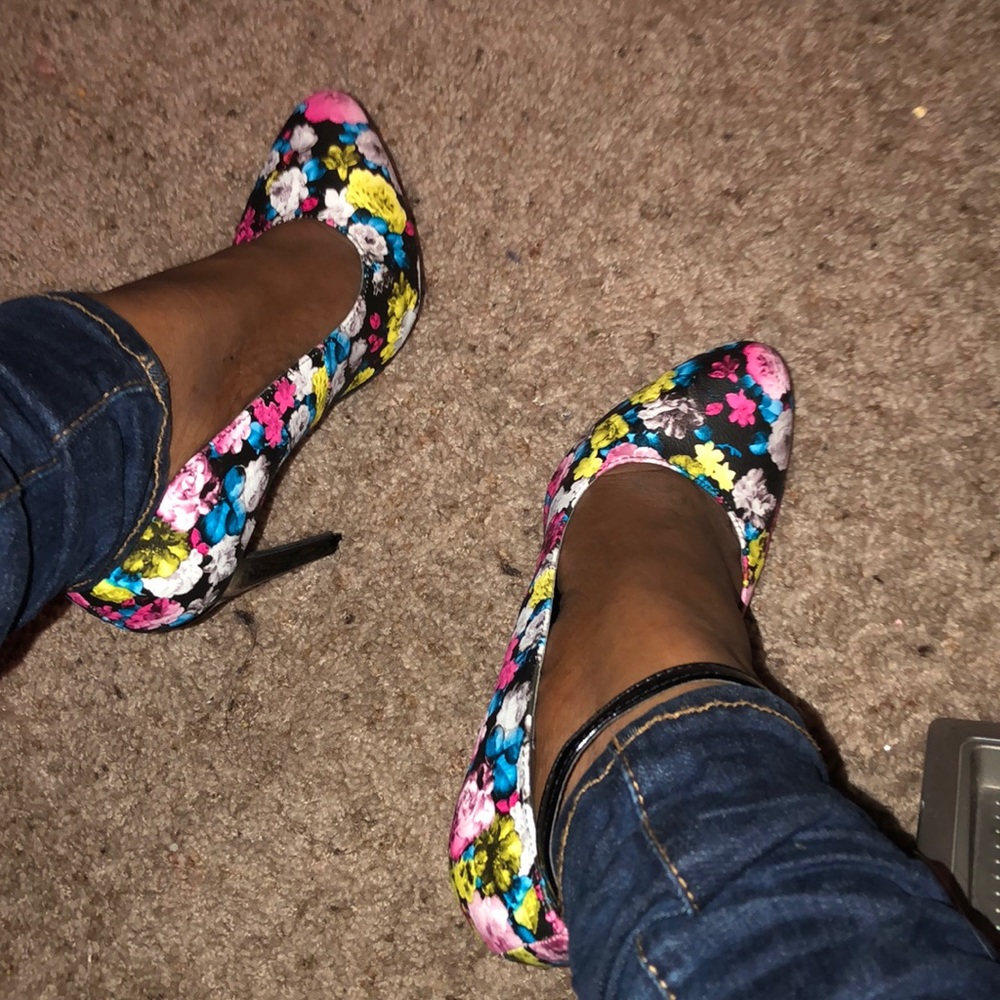 Floral pumps with ankle strap